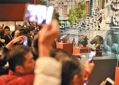 昨日，中国国家博物馆，观众在观看马首铜像。本版摄影/新京报记者 浦峰