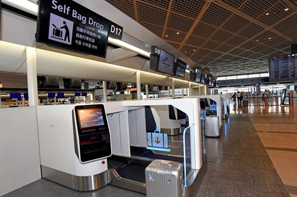 自动行李托运机亮相日本成田机场将用于国际航线（图片来源：朝日新闻网站）