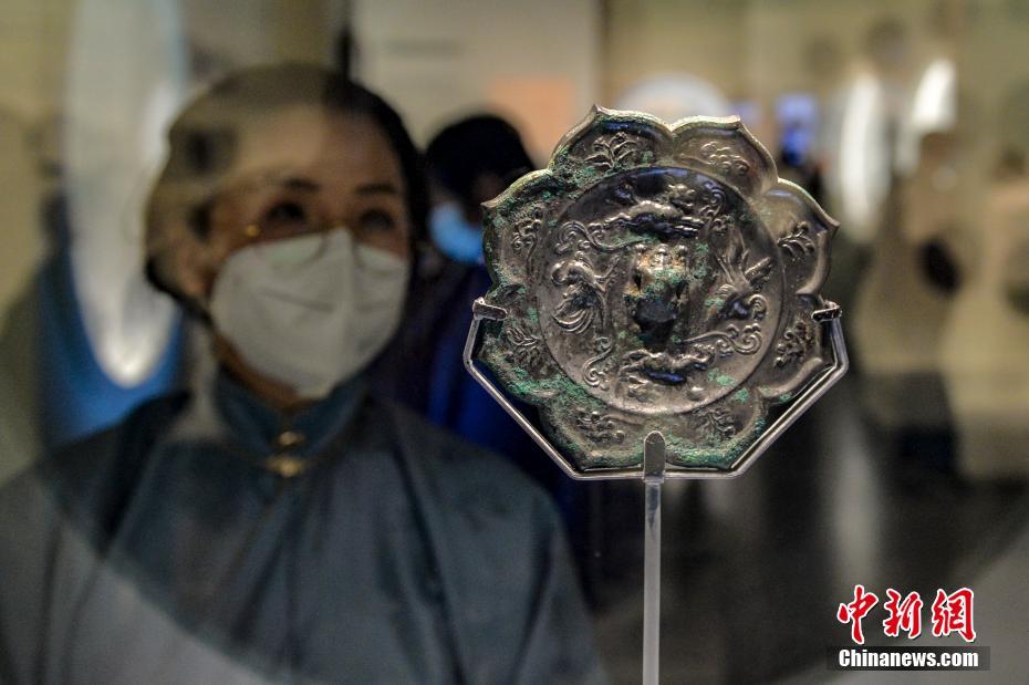 “镜里千秋——中国古代铜镜文化”展吸引观众